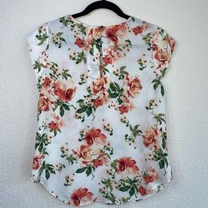 A casual floral blouse. Size: S